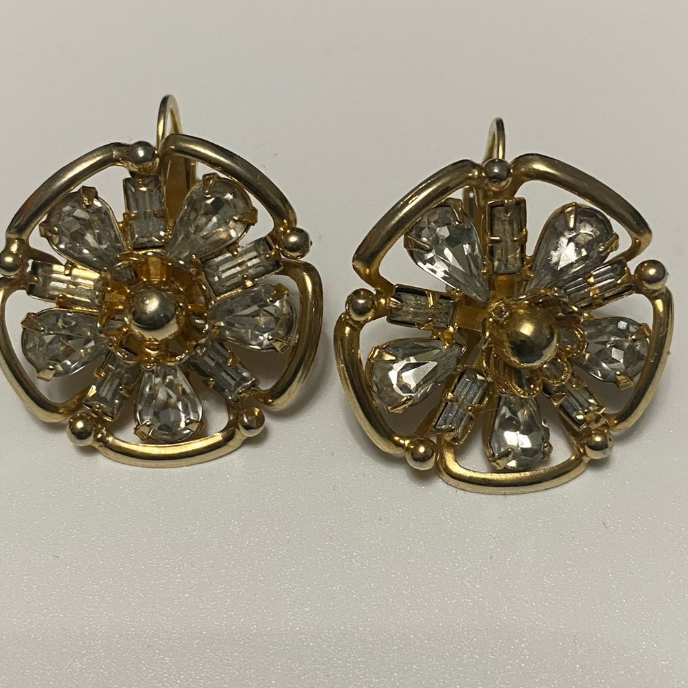 Jewels by Julio vintage clip on screw back earrings 🔥